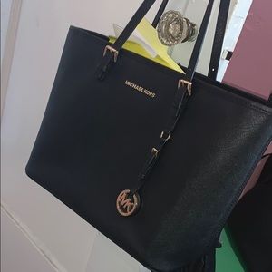 Jet Set Medium Saffiano Leather Top-Zip Tote Bag